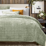 SISXSO Luxury Velvet Quilt Set King Size Bedding Sets, Ultra Soft Velvet Comforter Set, Lightweight Channel Box Stitch Oversized Bedspread Coverlet for All Season, with 2 Shams, Beige