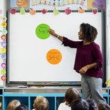 Pacote com 24 pontos de apagamento a seco para mesas de sala de aula, adesivos de vinil removíveis e removíveis para quadros brancos, mesas, decalques de parede, material escolar para alunos e professores, 8 cores de arco-íris (11 polegadas) 